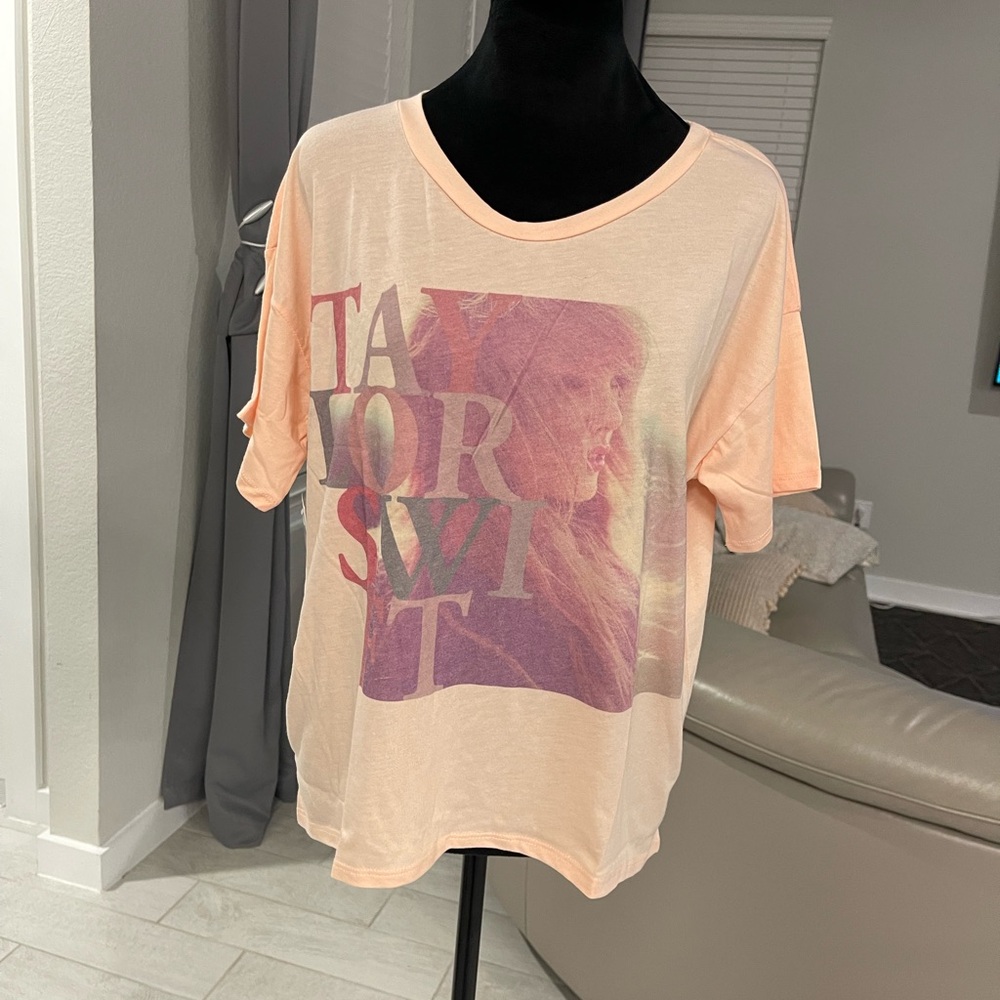 NWT Taylor Swift Fan Windswept Style "Red" Short Sleeve Top Graphic Tee M